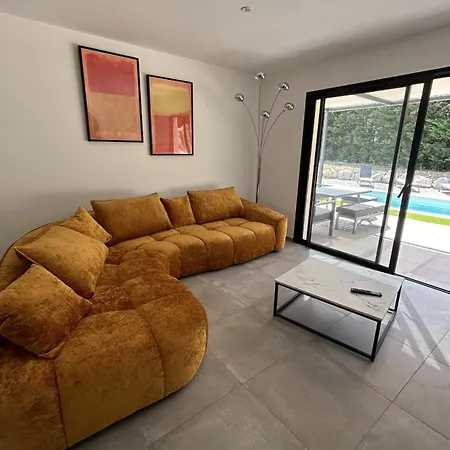 ホテル New 3-bedroom House With Swimming Pool 3*