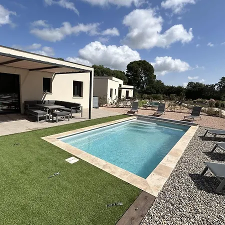 New 3-bedroom House With Swimming Pool サズ