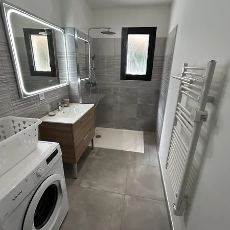 ホテル New 3-bedroom House With Swimming Pool サズ