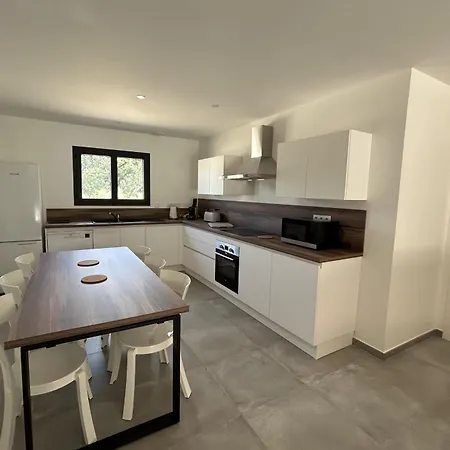 New 3-bedroom House With Swimming Pool ホテル サズ