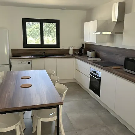 New 3-bedroom House With Swimming Pool ホテル 3*