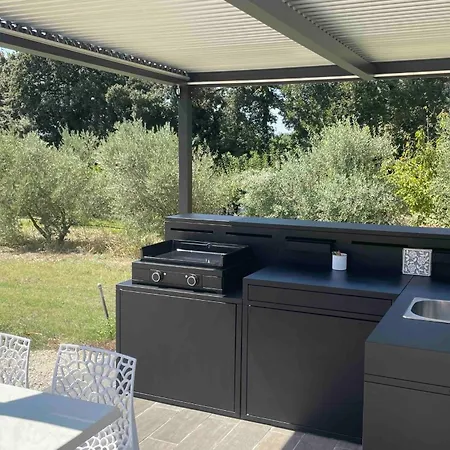 ホテル New 3-bedroom House With Swimming Pool 3*